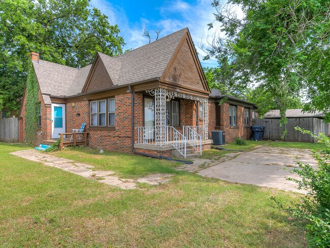 Photo - Updated DUPLEX + Minutes away from The Pla...