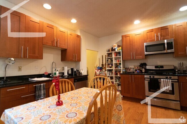 Building Photo - Renovated 4 Bed/2 Bath Rental
