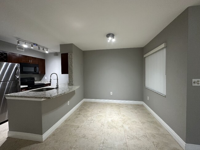 Photo - 2811 N Oakland Forest Dr Unidad 205