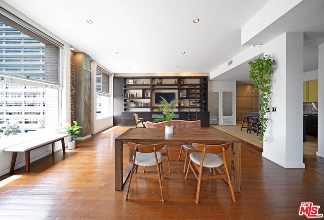 Building Photo - 257 S Spring St Unit 4E
