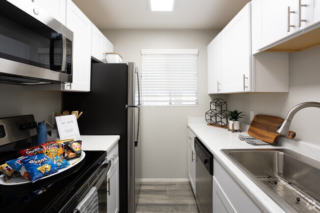 1BR, 1BA - 550SF