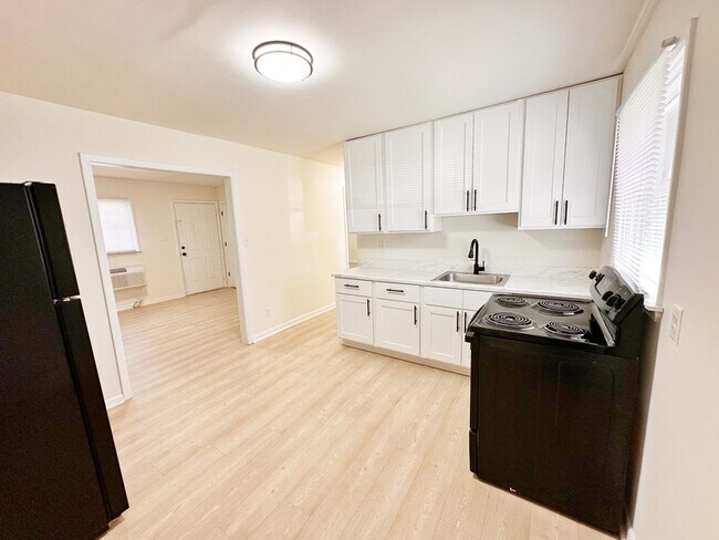 819 Dana Pl