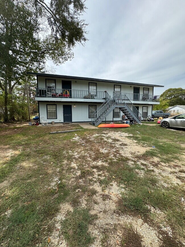 Building Photo - 2 Bed, 1 bath Apartment Unit 1