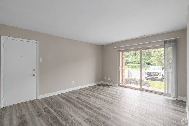 1BR, 1BA - 714SqFt - Living Room Plank Wooden Floor (Premium)