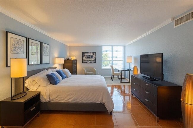 Building Photo - 1000 Spanish River Rd Unit 3G