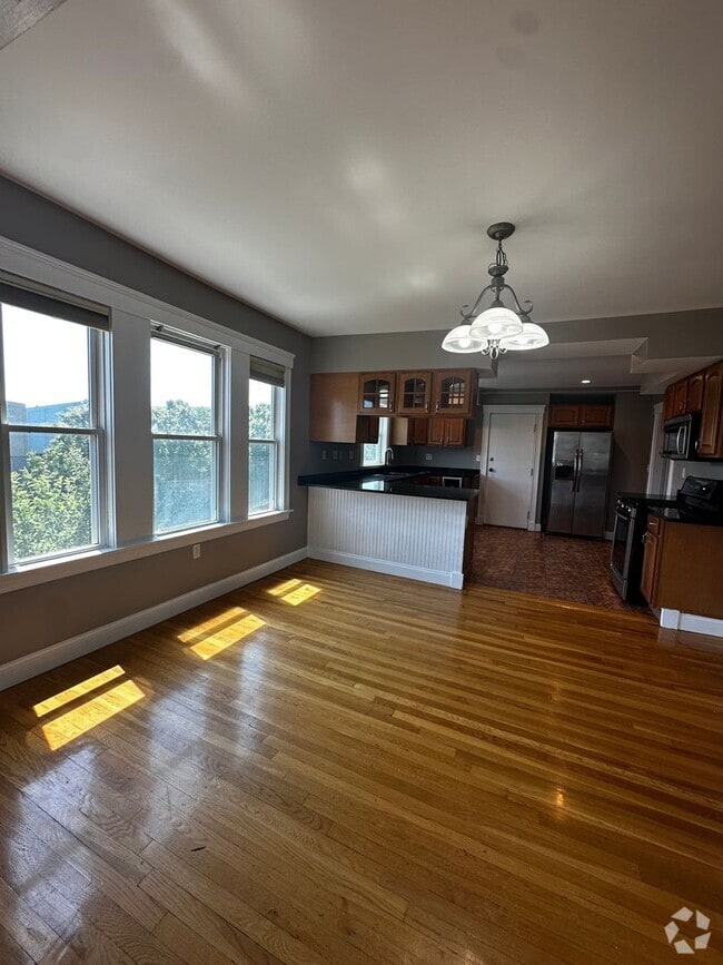 Building Photo - Spacious 3 Bed 2 Bath Apartment With Garag...