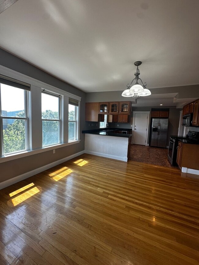 Building Photo - Spacious 3 Bed 2 Bath Apartment With Garag...