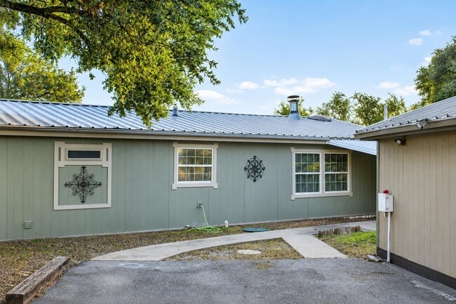 Building Photo - 102 Crestview