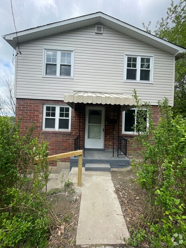 Building Photo - Beautifully renovated 5 bed 2 bath home re...