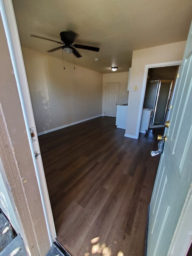 Building Photo - Roeding Road Duplex Unit 2 Rental