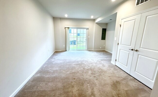 Photo - 502 River Crest Way