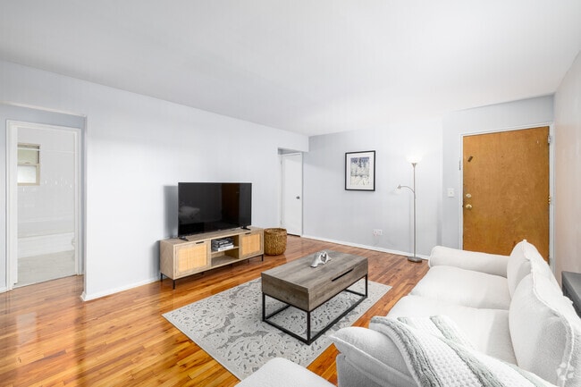 2BR, 1BA - 850SF - Living Area