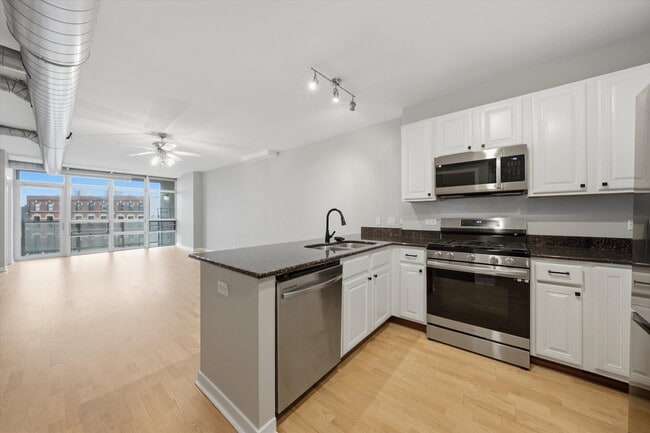 Photo - 1610 W Fullerton Ave