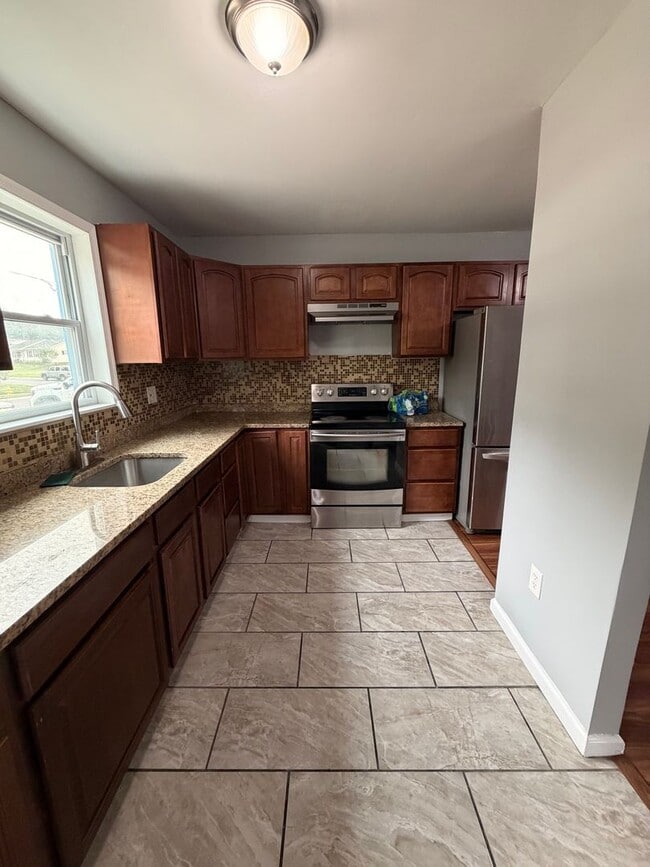 Building Photo - SEQUOIA TOWNHOUSE FOR RENT