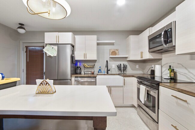 Photo - 215 Live Oak Ave E