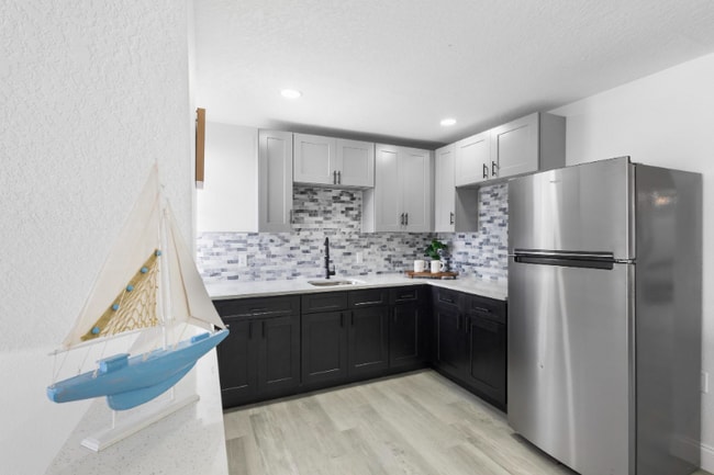 Photo - 1824 Lake St