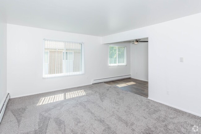 1BR, 1BA - 850 SF C Style "Newly Updated"