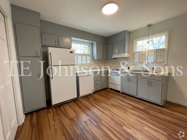 Building Photo - A Great Ardmore Townhouse Waiting For You!