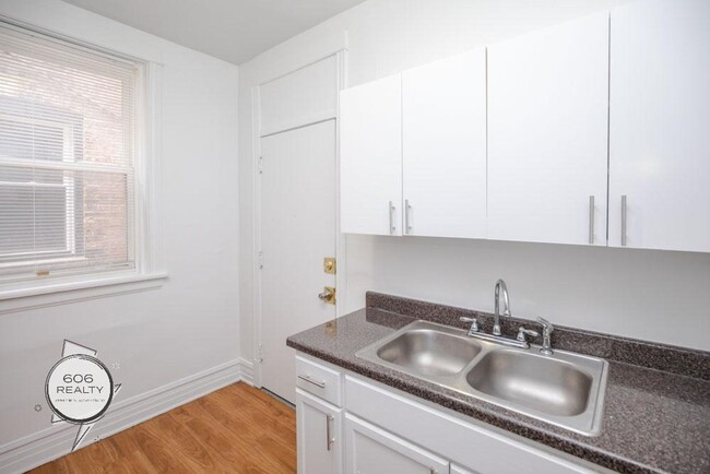 Building Photo - Marquette Park Apartment! SPECIAL OFFER Unit 6248-3N
