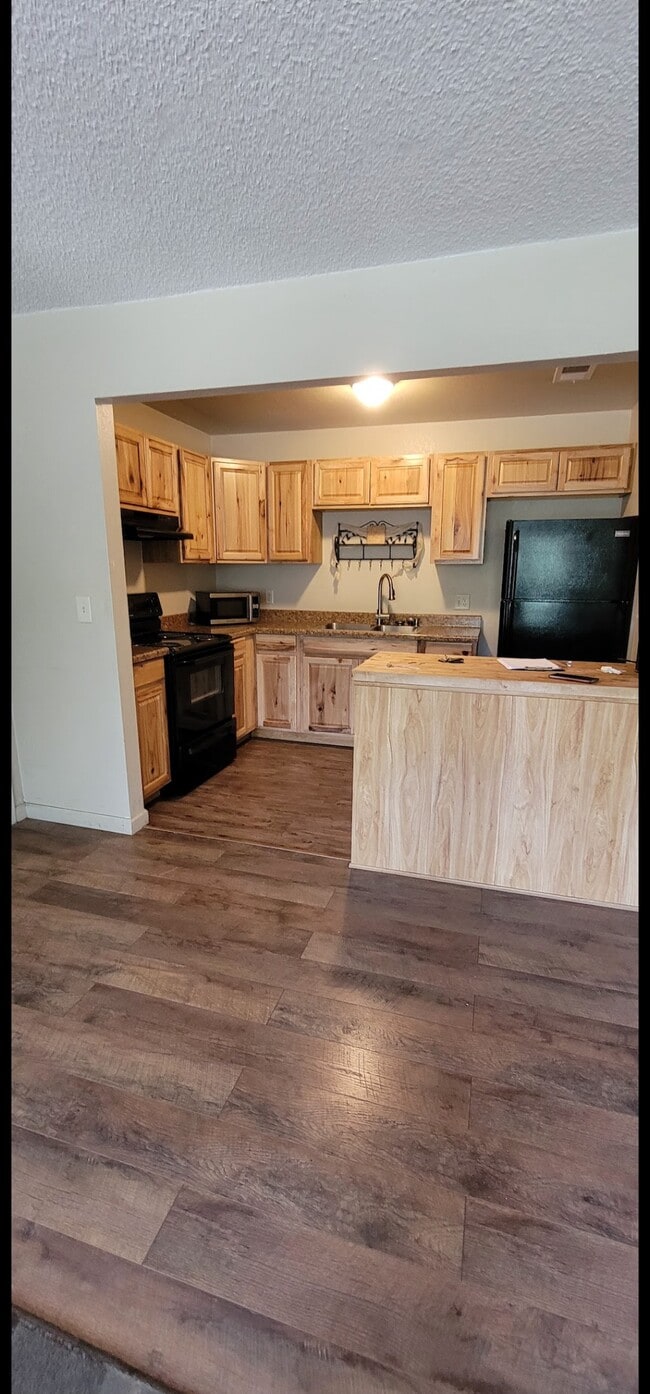 Photo - 1200 T A Riordan