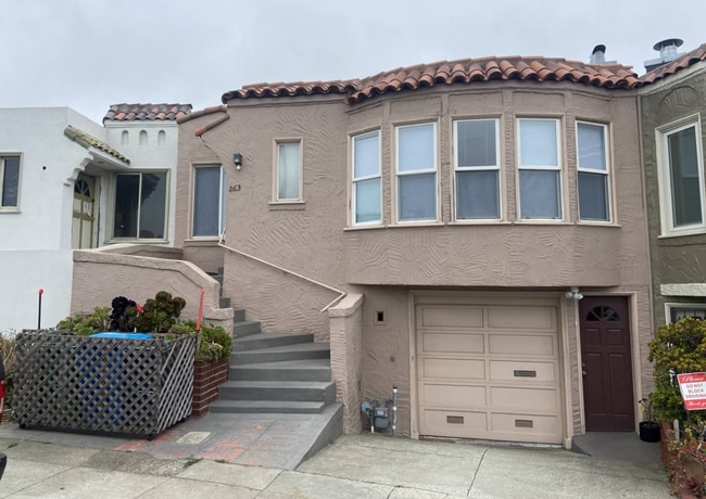 Building Photo - Top Floor Remodeled 2BD/1BA Flat Available Now!