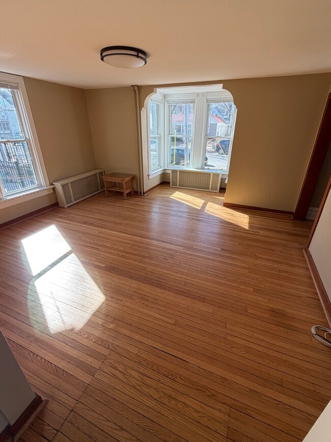 Sala de estar de 15 pies por 13 pies - 145 N Franklin St