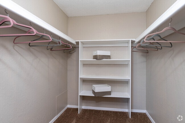 2BR, 1BA - 920SF