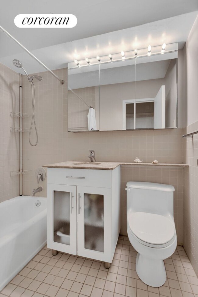 Photo - 211 E 53rd St