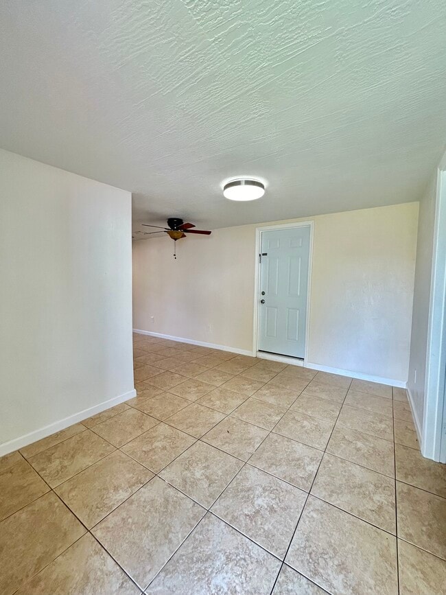 Sala de estar - 4221 SW 36th St Unidad Back