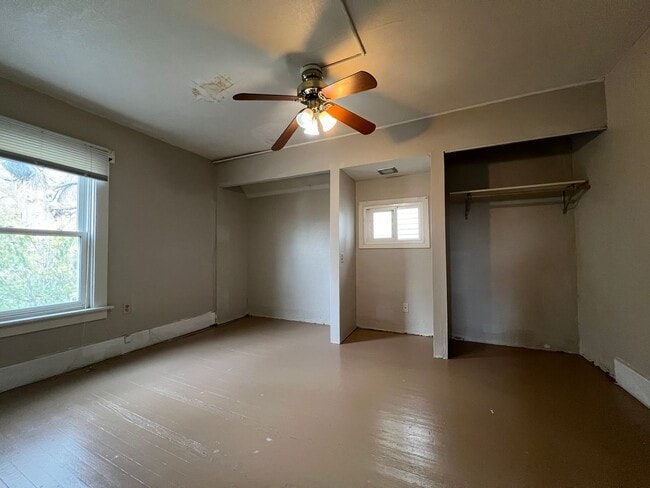 Photo - Spacious 3+ bedroom house with detached ga...