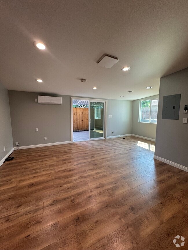Building Photo - 6014 Lincoln Ave Unit B Rental