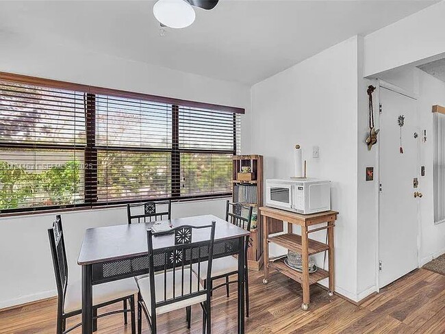 Photo - 2225 Monroe St Unidad B6