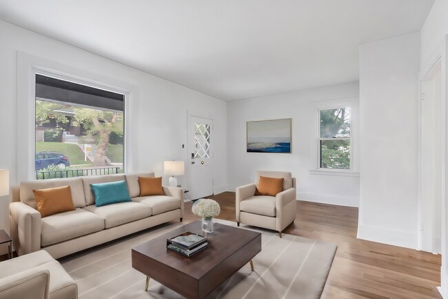 Photo - 5556-5558 Pocusset St