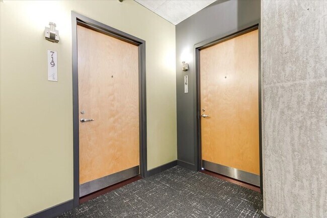 Photo - 1926 W Burnside St