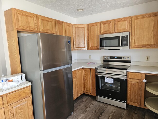 Ample counter space - 5238 Emalene Rd