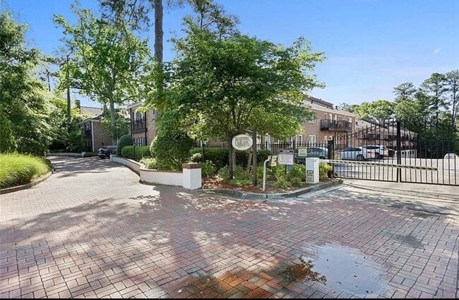 Building Photo - 3675 Peachtree Rd NE Unit 41