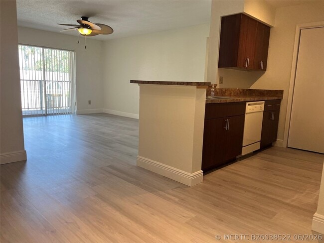 Photo - 875 Riverside Dr Unit 725