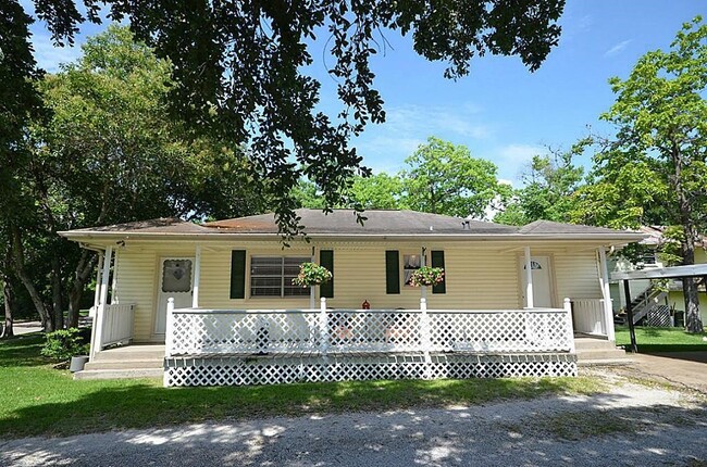 Building Photo - 135 1st St