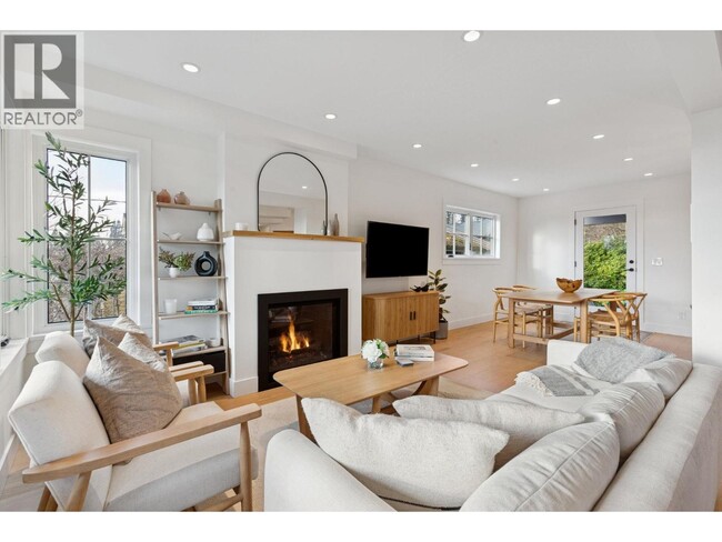 Photo - 230 28th St E