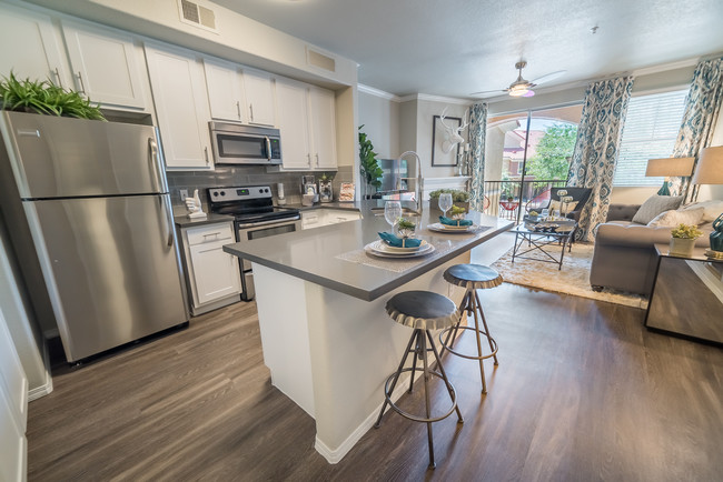 Cocina abierta con encimeras de cuarzo - The Catherine Townhomes at Scottsdale