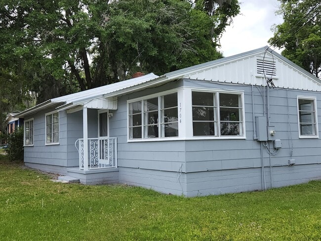 Building Photo - 1704 Gillis St