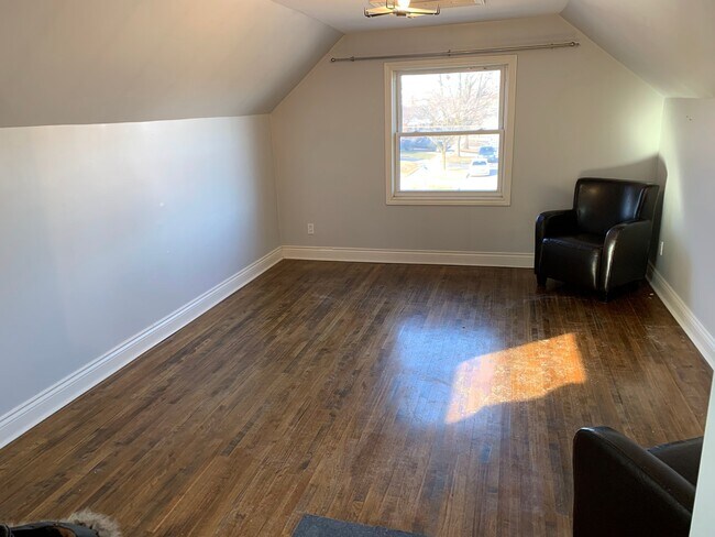 Photo - CONTEMPORARY 1-BEDROOM LEGAL APARTMENT FOR... Unit Upper