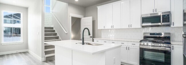 Kitchen - 710 Crossbill Dr