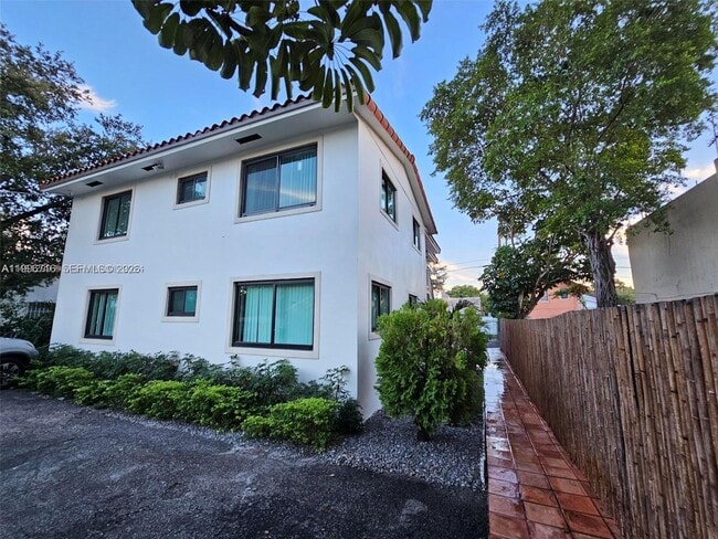 Building Photo - 46 NW 35th St Unit 3