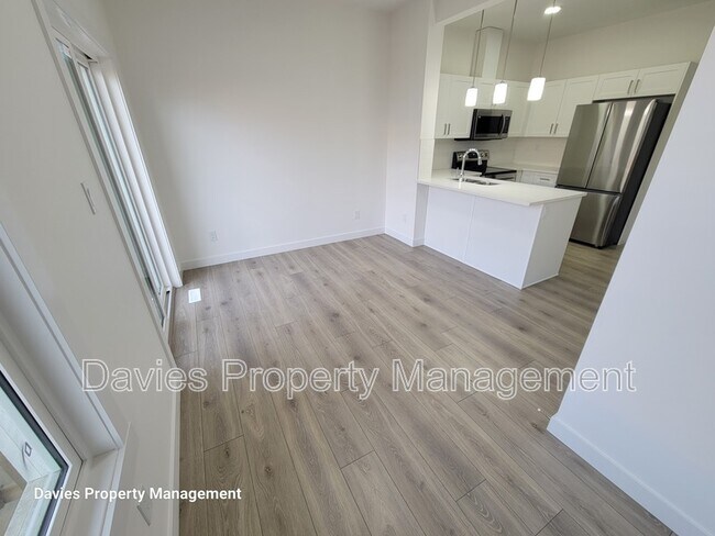 Photo - 2710-2766 66 St SW