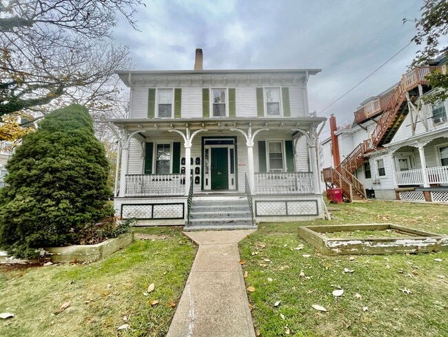 204-204 1/2 Atlantic St