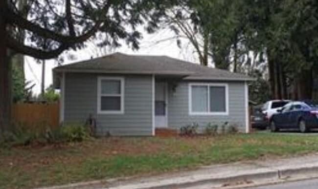 Building Photo - Remodeled and Roomy 2 bed Rental