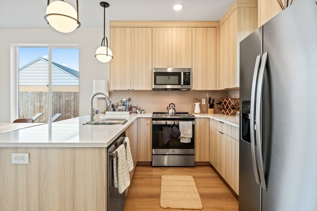 Building Photo - 6417 N Greenley Ave #4