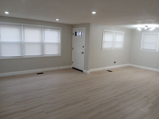 Photo - 150 Melville Ct