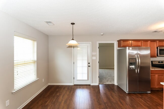 Photo - 1087 Darren Cir E